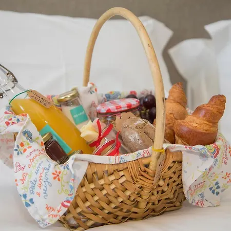 Liiiving In | Historic & Sunny Terrace *