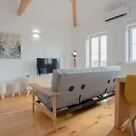 Liiiving In | Historic & Sunny Terrace Apartamento *